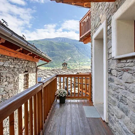 Appartamento Panoramico In Piccolo Borgo Storico Aosta